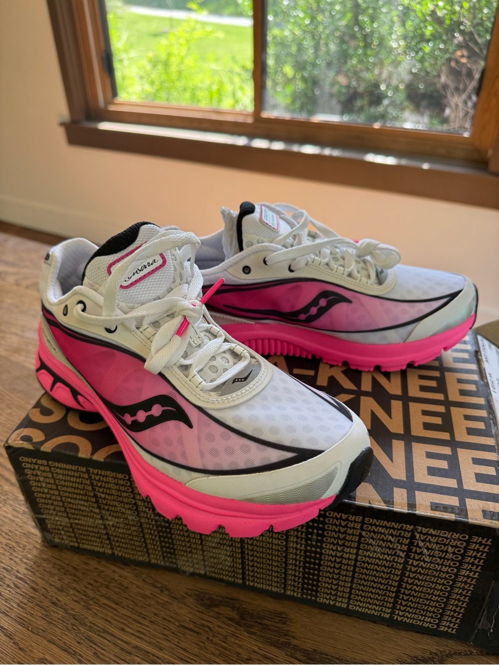 Saucony Women's White & Hot Pink Kinvara 1